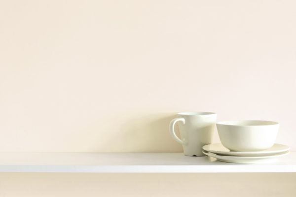 empty shelf with minimal dish ware - living a minimalist lifestyle