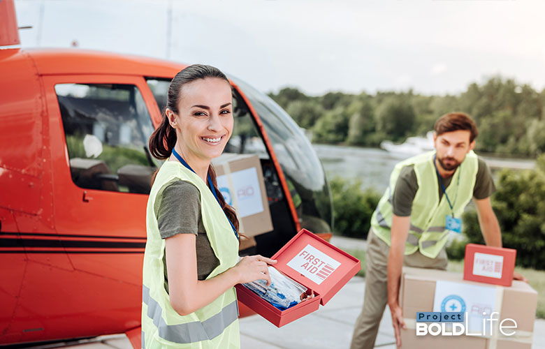 A couple volunteering without masks