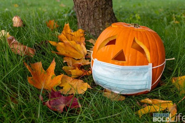 A jack-o-lantern wearing a mask so it doesn't get COVID